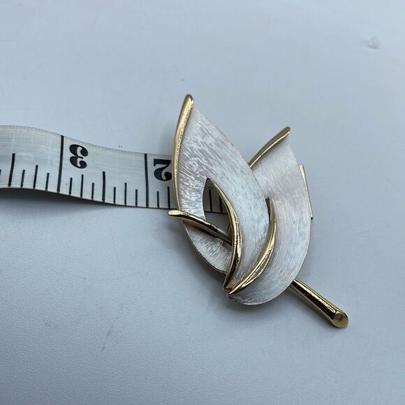 Vintage brushed leaf brooch with white enamel decor - Picture 5 of 6